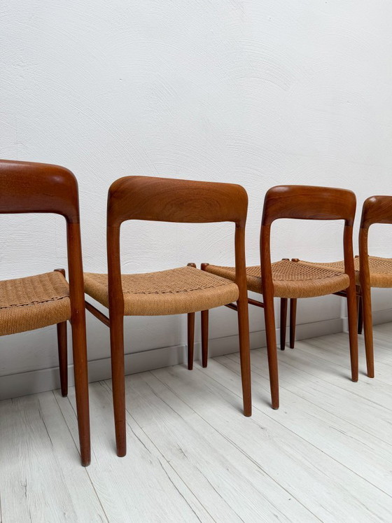 Image 1 of Set van 6 Deense teakhouten eetkamerstoelen nr. 75 van Niels Otto Møller voor JL Møller – jaren 1950 Papercord stoelen