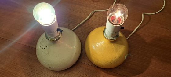 Image 1 of 2 Retro Tafellampen – Wit & Geel, Keramiek, Uniek Interieur Copenhagen