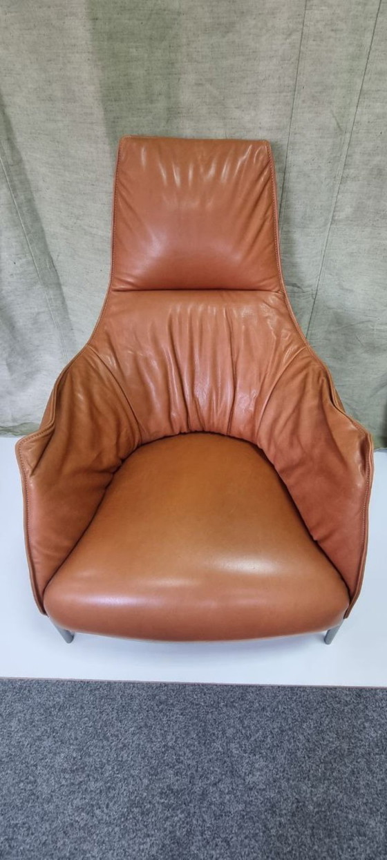 Image 1 of Poltrona Frau Archibald in pelle color cognac – Ex-esposizione