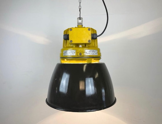 Image 1 of Lampada antideflagrante industriale gialla con paralume smaltato nero, anni '90