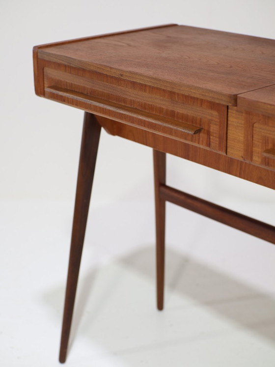 Image 1 of Tocador danés antiguo de teca de la década de 1960.
