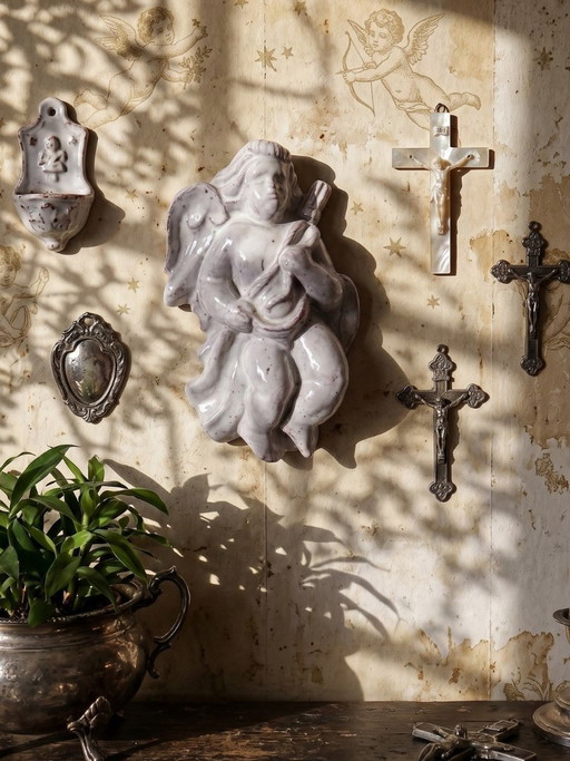 Ángel musical de pared en terracota vidriada, cerámica de Oostduinkerke, Bélgica.