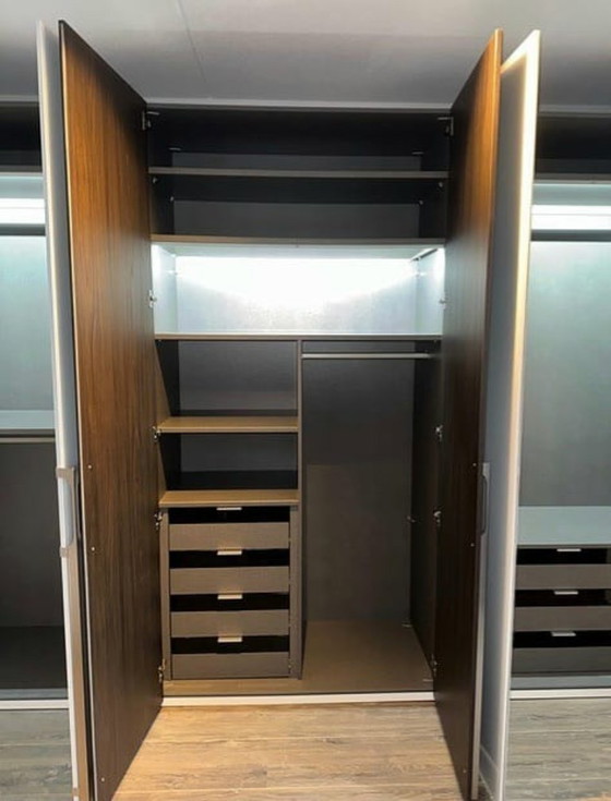 Image 1 of Armoire Nolte - blanc polaire brillant / placage noyer