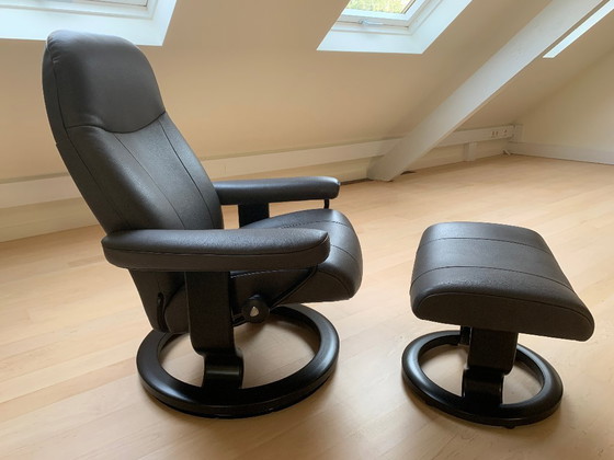 Image 1 of Due poltrone girevoli Stressless con pouf