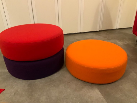 Image 1 of Canapé Drop Soft Newtonian, tissu Moroso Divina 623 rouge. Coussins et poufs assortis également disponibles.