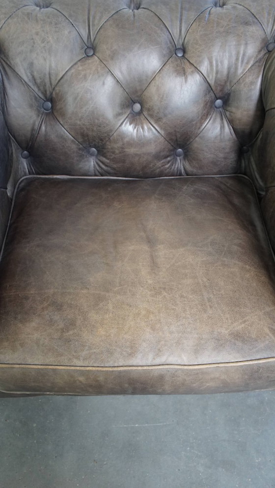Image 1 of Grijze rundleren chesterfield clubfauteuil in Engelse stijl op wieltjes
