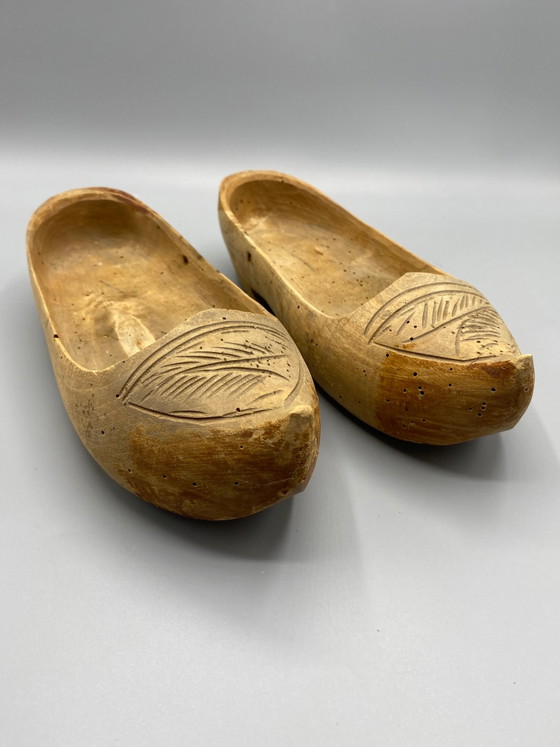 Paire de sabots anciens en bois sculpté avec motif de feuilles – Objets déco, Wood (photo 2 of 6)