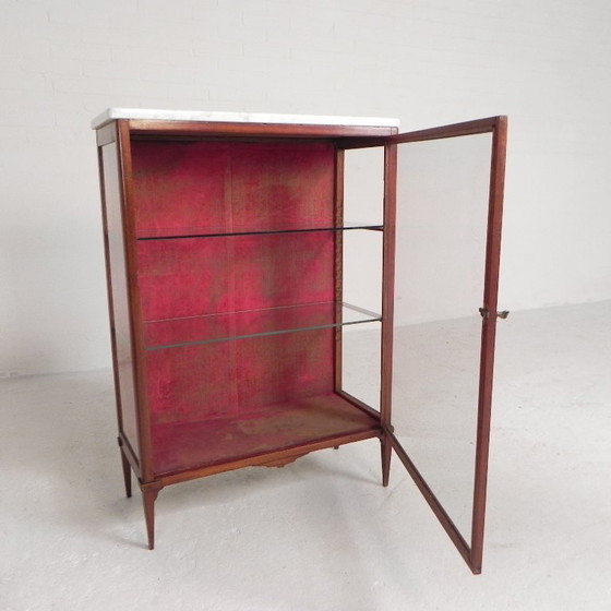 Image 1 of Vitrina de caoba con tapa de mármol, década de 1920.