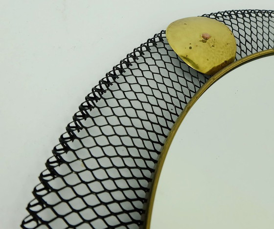 Image 1 of Franse wandspiegel uit de jaren 50 (mid-century stijl) met draadgaasframe en messing accenten.