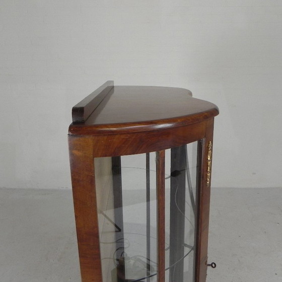 Image 1 of Engelse Art Deco vitrinekast op sierlijke poten, jaren 30