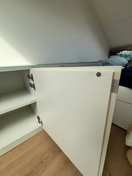 Pastoe armadio bianco con dettagli in legno – Credenze, Vetro, Metallo (photo 2 of 5)