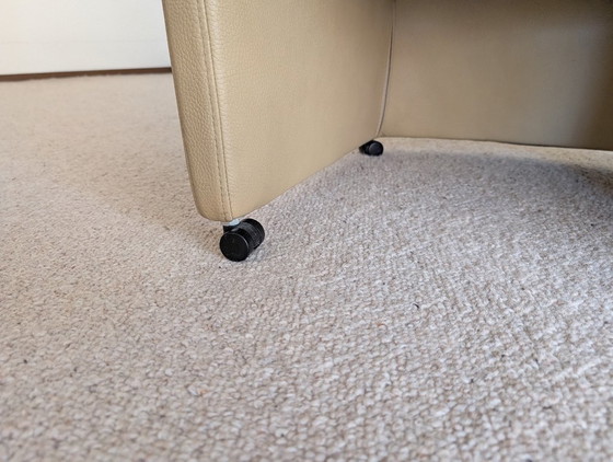 Image 1 of Deux fauteuils en cuir à roulettes, couleur crème, Longlife Valdalpone