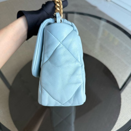 Image 1 of Borsa Chanel C19 Small 19 in pelle di capra trapuntata, azzurra, bicolore, con microchip.