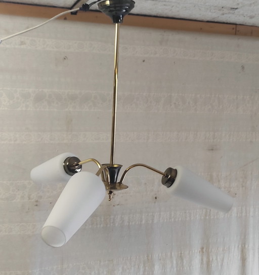 Driearmige messing kroonluchter met opaalglazen kappen - jaren 1950/60