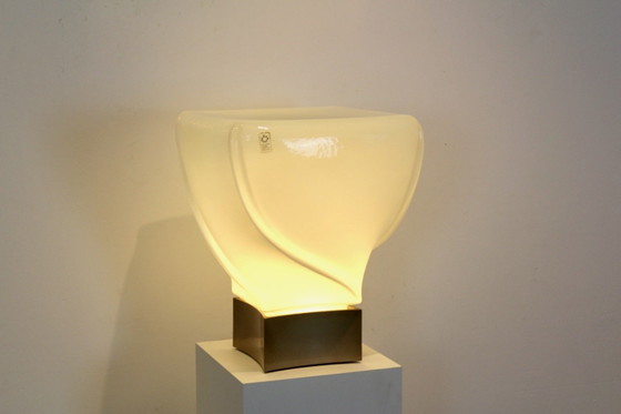 Lampada da tavolo Leucos fatta a mano, edizione limitata in vetro opalescente bianco, Lampade da tavolo (foto 10 di 11)