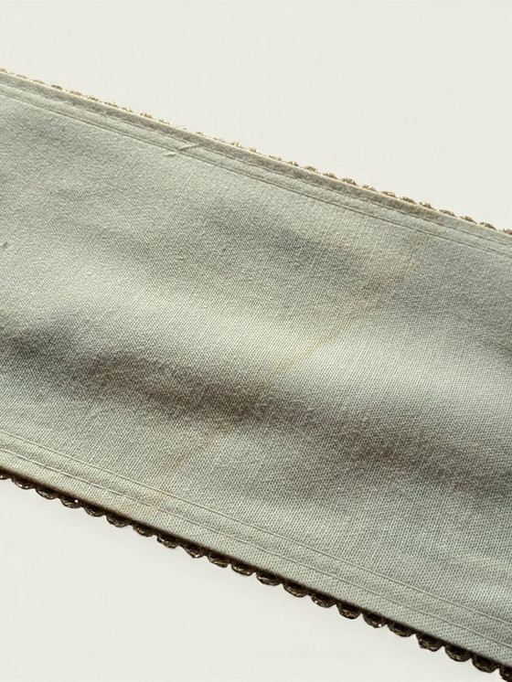 Image 1 of Set aus 2 Vintage Weihnachts-Tischläufern – Weiß mit grünen Tannen & goldfarbenen Verzierungen