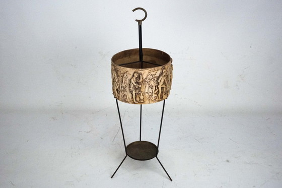 Image 1 of Paragüero de mediados de siglo en hierro y latón con relieve neoclásico, Italia, década de 1950