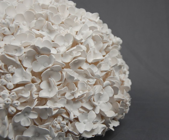 Image 1 of Witte, handgemaakte hortensia bloemsculptuur - Groot botanisch kunstwerk dat de aandacht trekt.