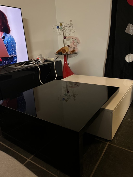 Uitschuifbare zwart-witte salontafel met lades (modern design)