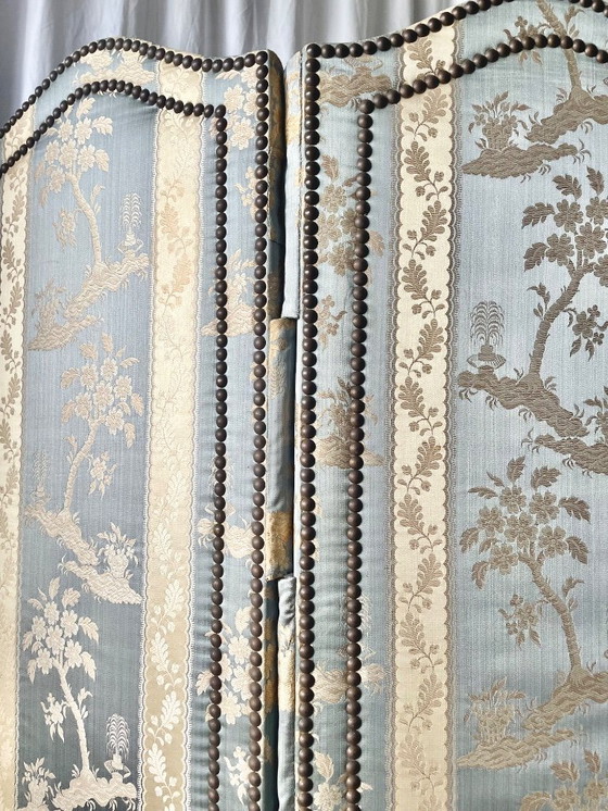 Image 1 of Biombo antiguo de estilo chinoiserie, principios del siglo XX, realizado en seda damasco.