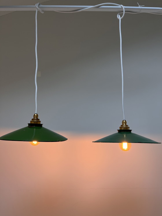 Image 1 of Due lampade a sospensione vintage in smalto verde.