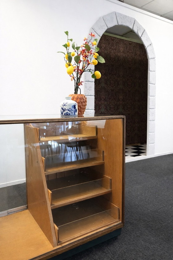 Image 1 of Comptoir/vitrine de magasin vintage, vers 1950