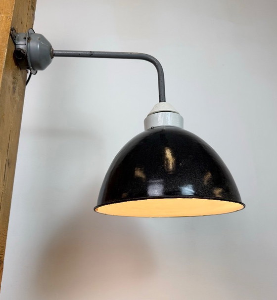 Image 1 of Industriële fabriekswandlamp met zwarte emaille kap, jaren 60