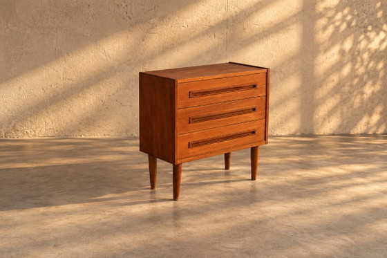 Vintage small chest of drawers | cabinet | 1960s | Danish – Wood (photo 2 of 5)
