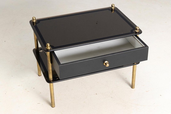 Image 1 of Mesita auxiliar de cristal y latón con cajón, década de 1970, Europa