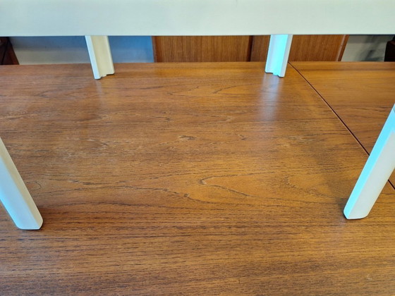 Image 1 of Mesa de centro Mid Century en madera lacada blanca con tapa de cristal, años 60