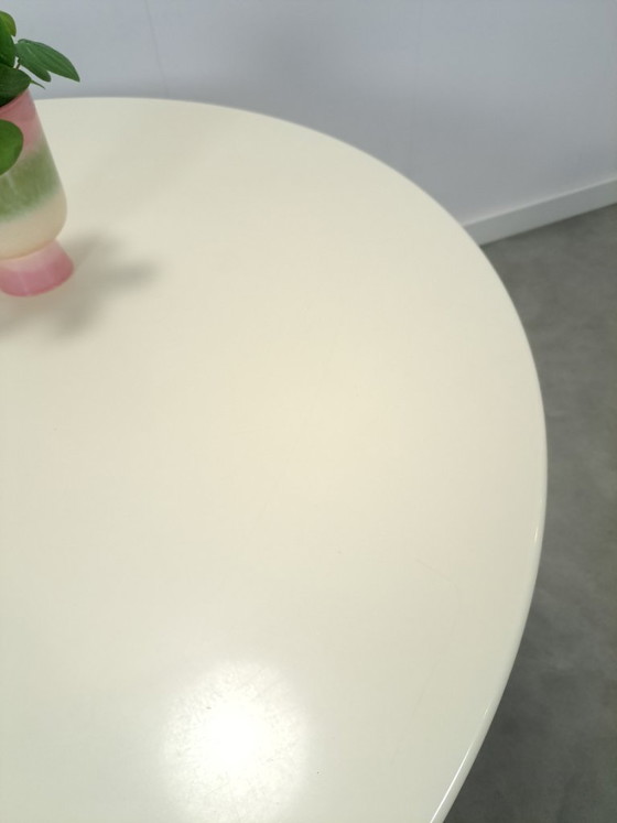 Image 1 of Runder, cremefarbener Esstisch mit gerippten Beinen