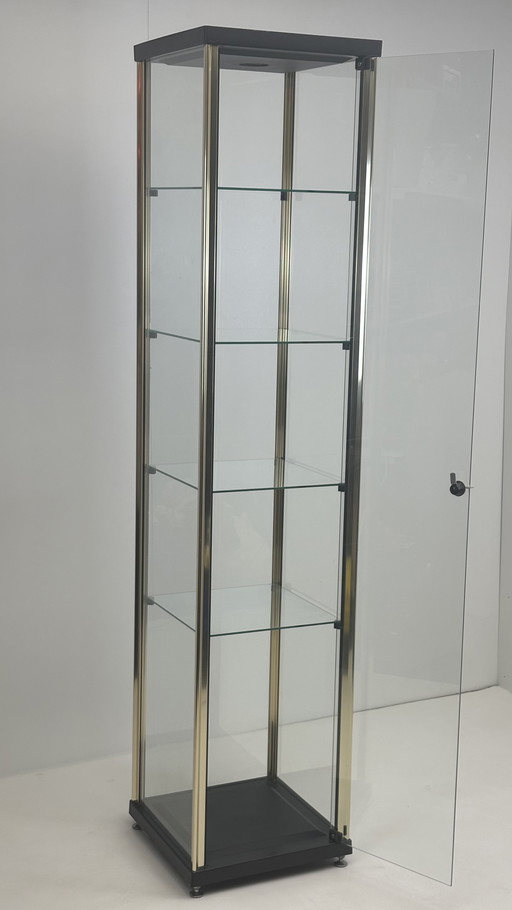 Grote messing kleurige aluminium vitrinekast met deur, slot en glazen plankjes