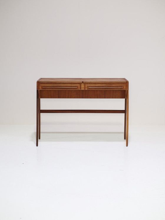 Image 1 of Tocador danés antiguo de teca de la década de 1960.