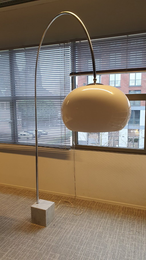 Lampada ad arco Harvey Guzzini di metà secolo