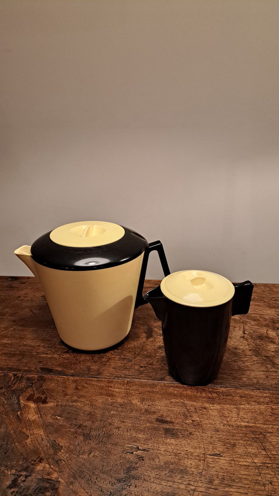 Image 1 of 2 jarras negras y amarillas (grande y pequeña) de melamina