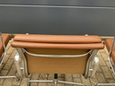 Chaises pivotantes Vitra en cuir cognac EA208 Softpad