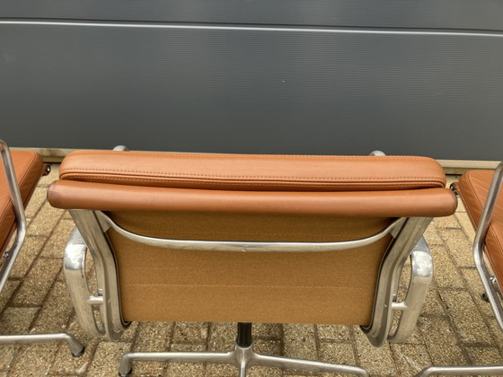 Image 1 of Sedie girevoli Vitra in pelle cognac EA208 Softpad