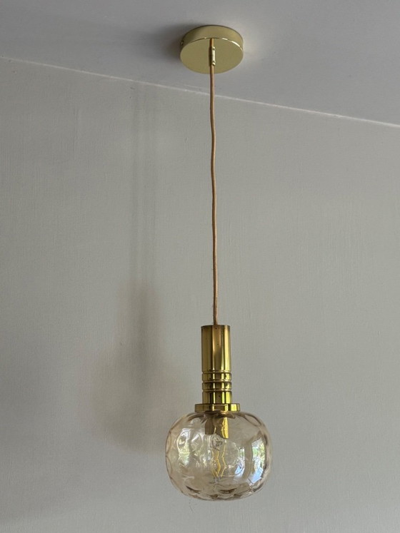 Image 1 of Deux suspensions uniques de style Mid-Century, en verre fumé et laiton, soufflées à la bouche.