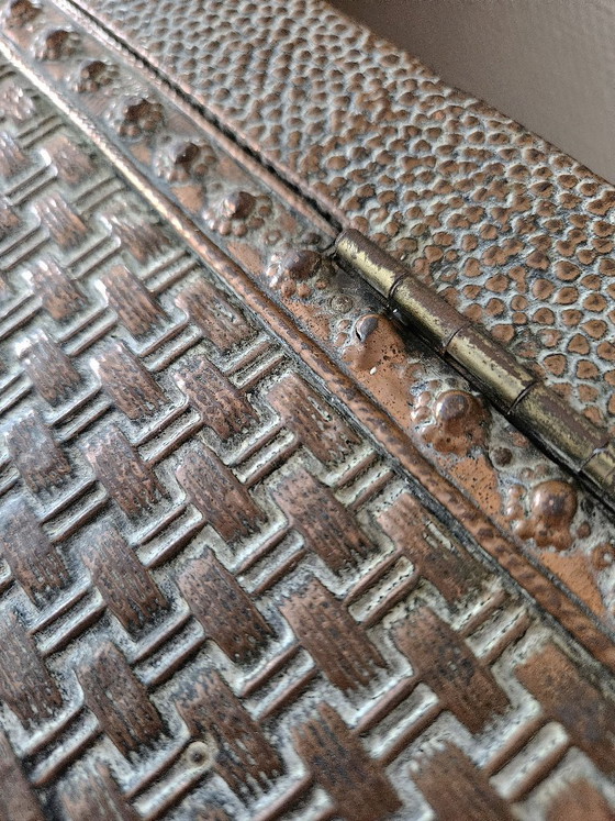 Image 1 of Seltene antike Truhe aus Holz und getriebenem Messing mit Flechtmusterdekor, signiert RMC, Sammlerbox