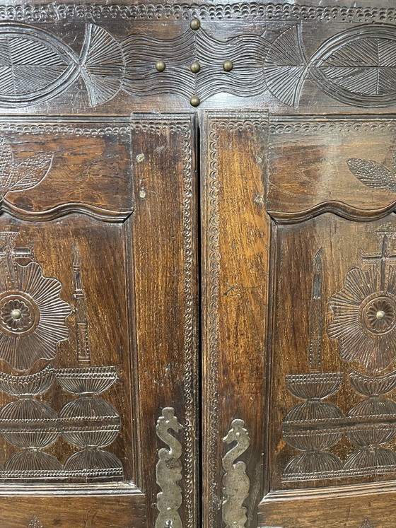 Image 1 of Armadio antico in legno intagliato