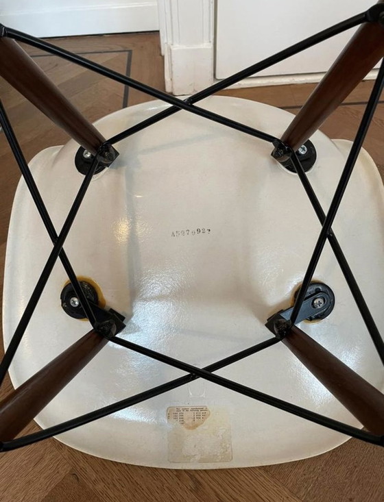 Image 1 of 2 sillas laterales de fibra de vidrio Eames Miller DSW, blancas