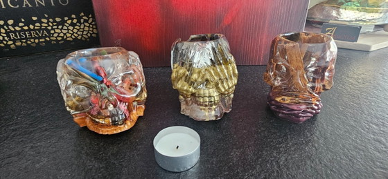 Image 1 of Unieke handgemaakte schedelsculptuur van hars - Artistieke schedel van transparante hars met kleurrijke insluitingen - Gotische 
