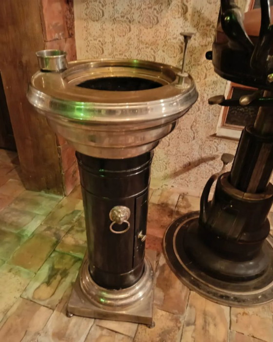 Image 1 of Antike Zahnarztpraxisausstattung (Stuhl, Speibecken, Hocker & Instrumente) – Industrielles Erbe des frühen 20. Jahrhunderts