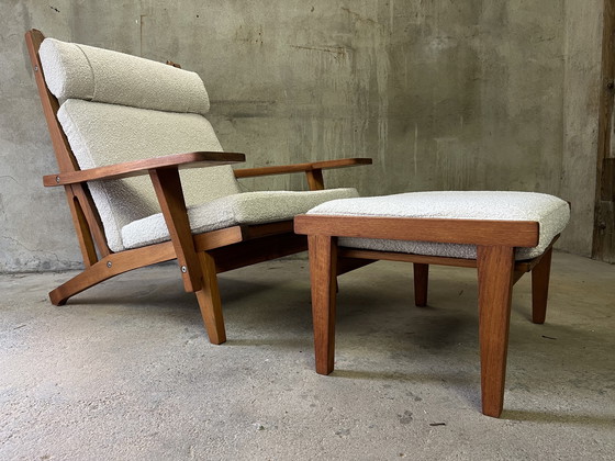 Image 1 of Poltrona e pouf GE-375 di Hans J. Wegner per Getama in teak