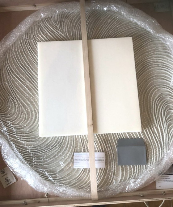 Image 1 of 3D klei wandsculptuur – rond, getextureerd, gebroken wit, minimalistische woondecoratie, luxe designkunst