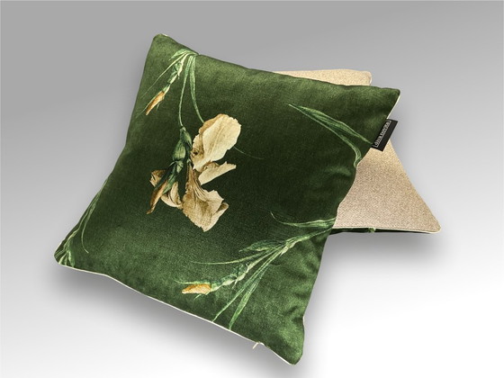 Image 1 of GP & J Baker – Set mit 2 neuen Kissen aus dem Stoff „Baker Iris“ von GP & J Baker.
