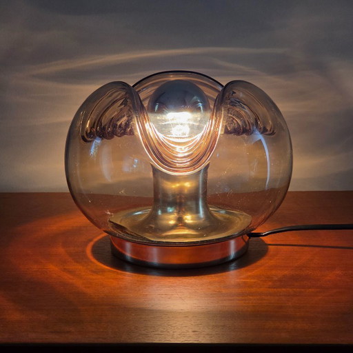 Vintage Space Age tafellamp – Peill & Putzler “Wave” / “Futura” – 1970s Duitsland – Rookglas en Metaal – Ø 22 cm. Space Age