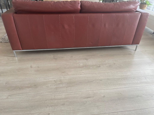 Divano Machelke 2.5 con design a sella in pelle