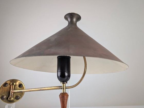 Image 1 of Lampe murale du milieu du siècle en laiton et bois avec abat-jour noir, années 1950