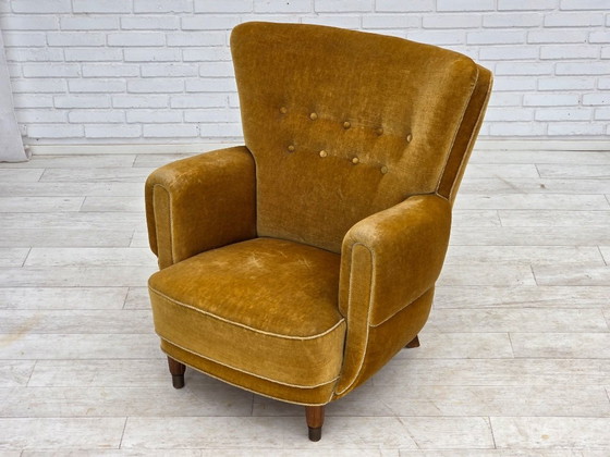 Image 1 of Fauteuil relax danois des années 1960, revêtement d'origine en velours jaune miel.